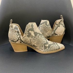 Universal Thread, brown snake pattern boots, women size 7 1/2. Never been worn.